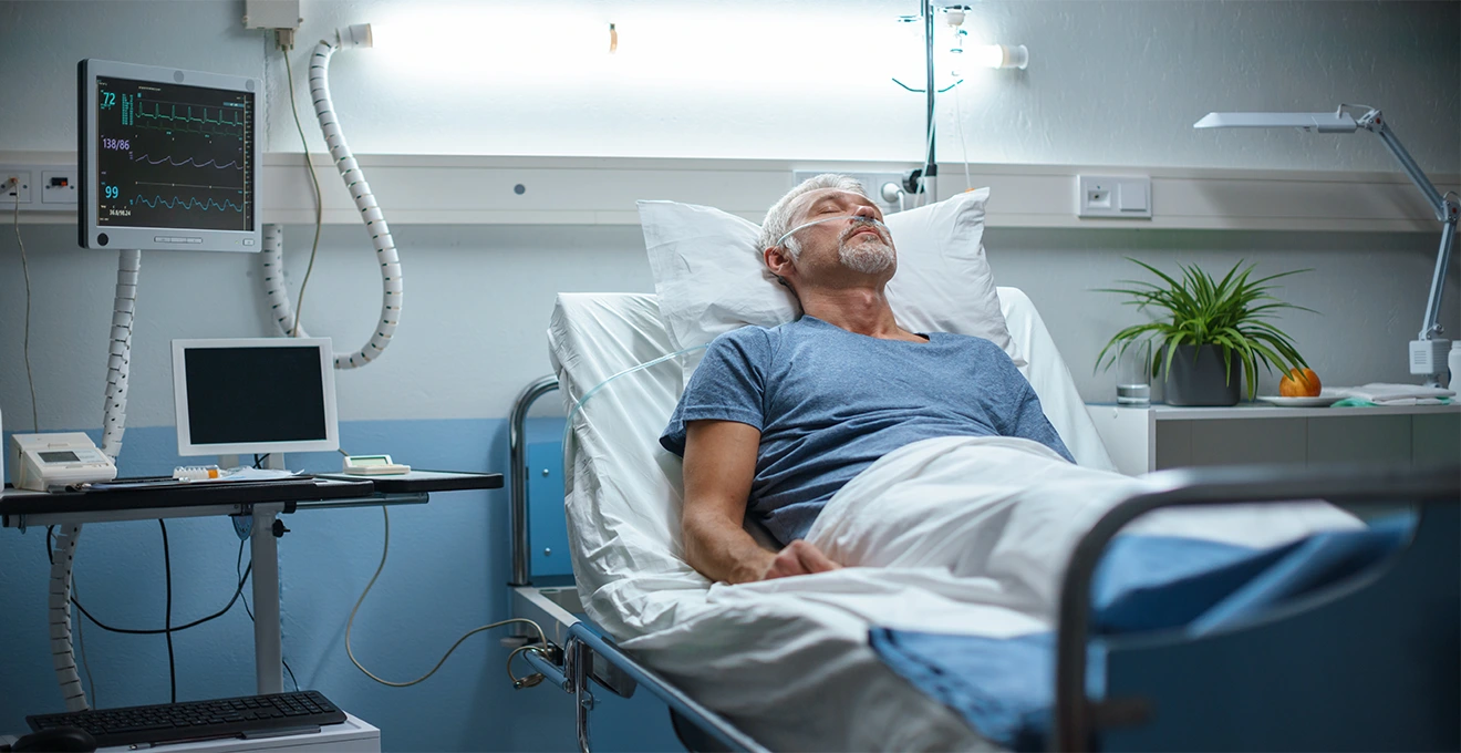 Une infirmière prépare une salle de sortie en chirurgie ambulatoire avec un fauteuil de surveillance.